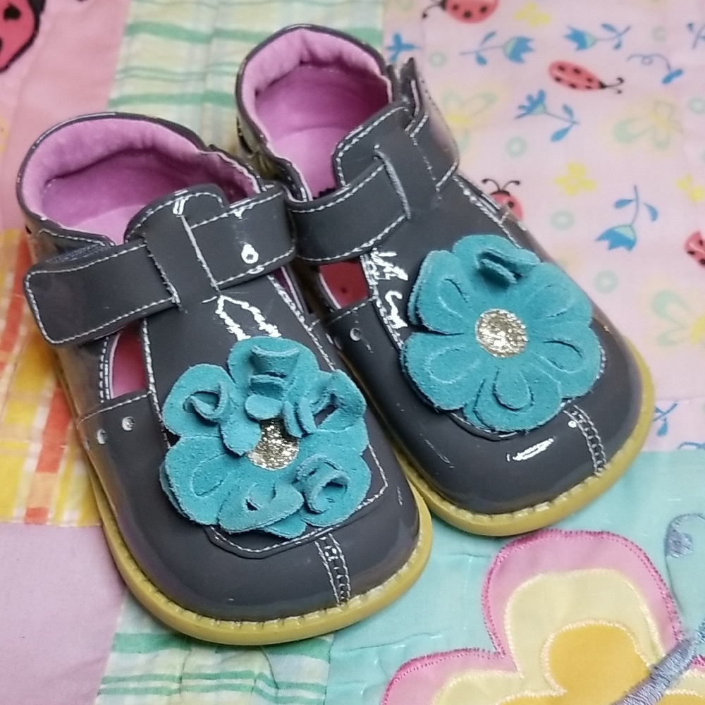 Livie & Luca Gray Patent Leather Blossoms With Suede Flowers Size 7